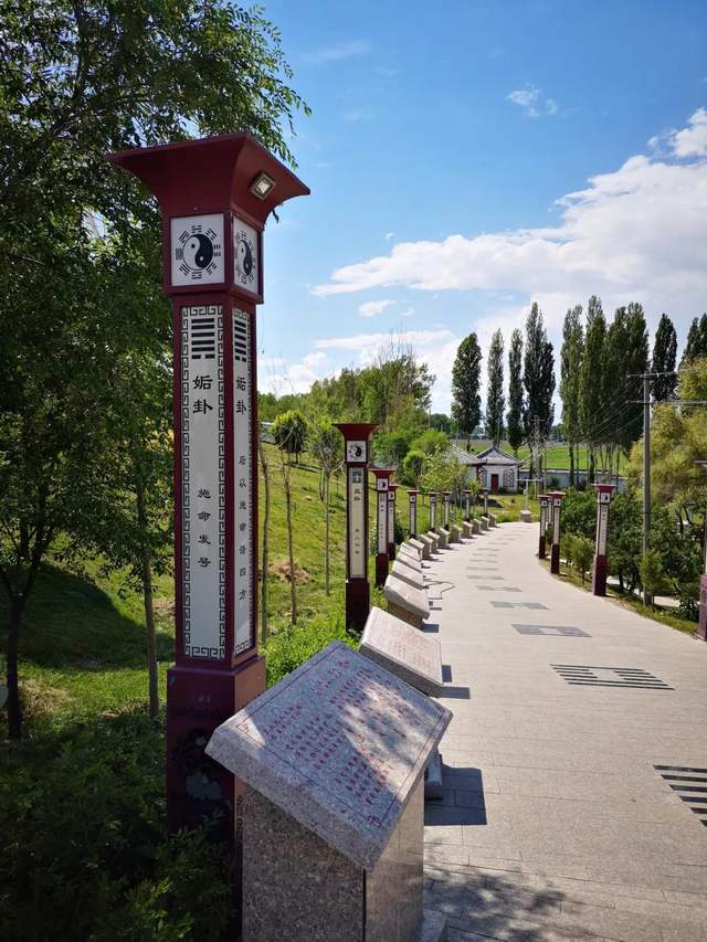 新疆特克斯西北小城装缀现“周易文化”城市图景