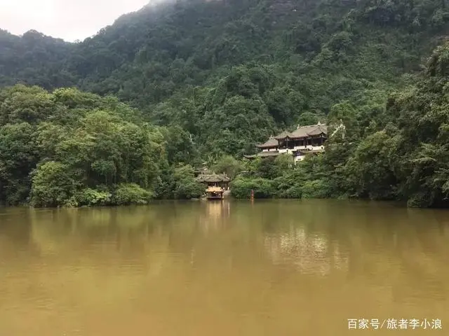 青城山下白素贞还是金庸武侠《笑傲江湖》的青城派